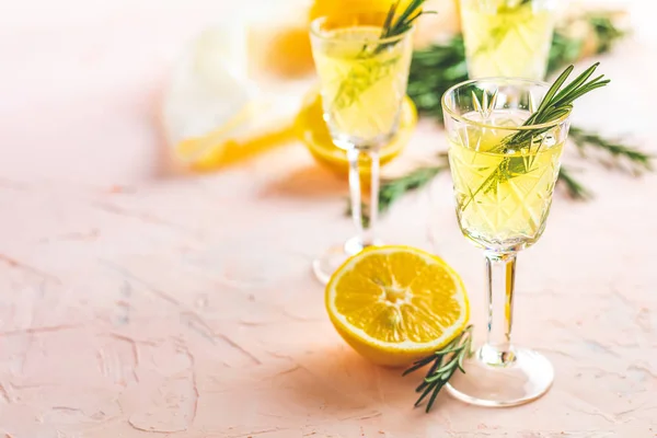 Traditional Italian Homemade Lemon Alcohol Drink Liqueur Limoncello Pieces Lemon — Stock Photo, Image