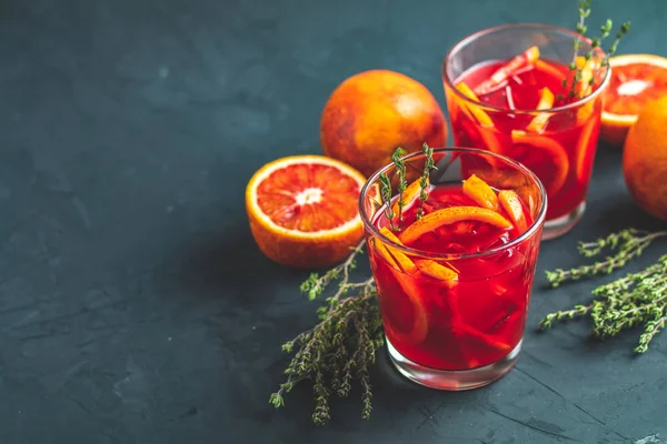 Červený Džus Velké Skleněné Nebo Krvavých Pomerančů Šumivá Vodka Koktejl — Stock fotografie