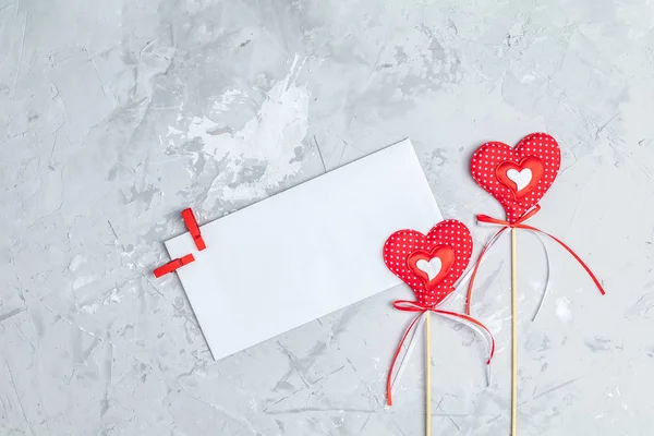 Открытки День Святого Валентина Двумя Сердечками Ручной Работы Бумажным Конвертом — стоковое фото