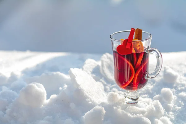Tasse Mit Leckerem Glühwein Und Gewürzen Auf Einem Schneebedeckten Hintergrund — Stockfoto