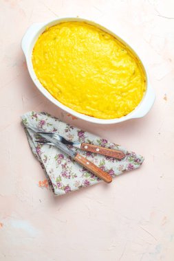 Graten, julienne veya güveç fırında mantarlı tavuk ile gelen bir