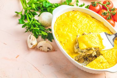 Yüklenen graten, julienne veya güveç gelen mantar tavuk ve peynir beşamel sause, beyaz seramik tabak, sığ derinlik-in tarla ile pişmiş kopya alanı sizin için metin.