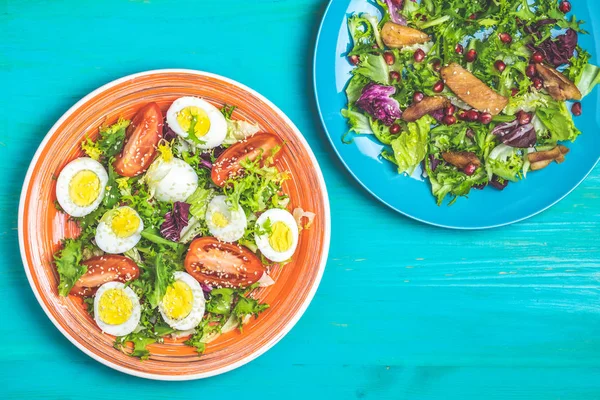 Conceito Saladas Deliciosas Saudáveis Frango Grelhado Alface Ovos Codorna Tomate — Fotografia de Stock