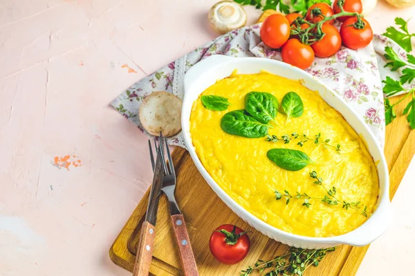 Yüklenen graten, julienne veya güveç gelen mantar tavuk ve peynir beşamel sause, beyaz seramik tabak, sığ derinlik-in tarla ile pişmiş kopya alanı sizin için metin.