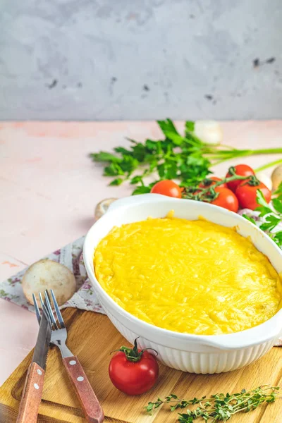 Gratin, julienne o casseruola da fungo al forno con pollo a — Foto Stock