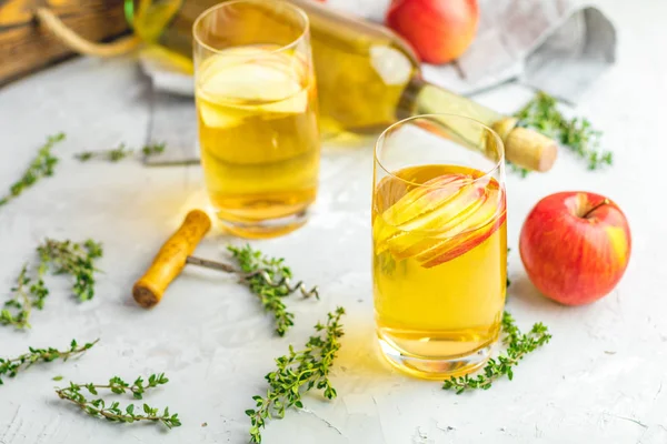 Botella y vasos de sidra de manzana orgánica casera —  Fotos de Stock