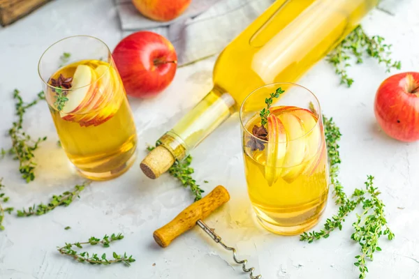 Harter Apfelmost-Cocktail mit herbstfrischem Thymian und Sternanis — Stockfoto