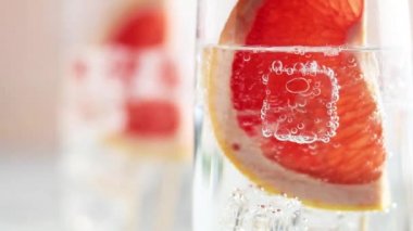 Greyfurt cini ve tonik seçimi alkol kokteyli ya da detoks suyu, buzlu ferahlatıcı içecek, seçmeli odaklanma, alanın yüzeysel derinliği.