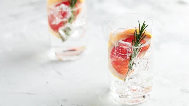 Cocktail Alcolico Con Pompelmo Soda Ghiaccio Gin Rosmarino Fondo Tavolo — Video Stock