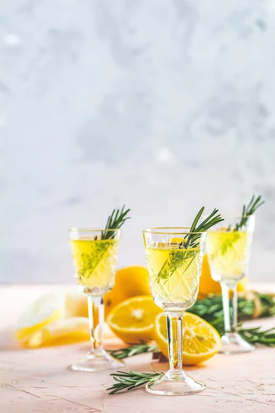 Traditioneller Italienischer Hausgemachter Zitronenalkohollikör Limoncello Mit Zitronen Und Rosmarinstücken Auf — Stockfoto
