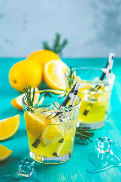 Zitronenalkoholcocktail Mit Eis Zitrone Und Rosmarinkraut Auf Einer Türkisfarbenen Tischoberfläche — Stockfoto