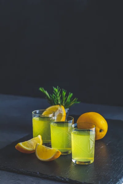 Traditionelles Italienisches Hausgemachtes Zitronenalkoholgetränk Limoncello Mit Zitronen Und Rosmarinstücken Auf — Stockfoto