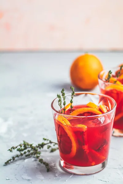 Blodapelsin Margarita Cocktail Med Och Timjan Ljus Grå Betong Bakgrund — Stockfoto