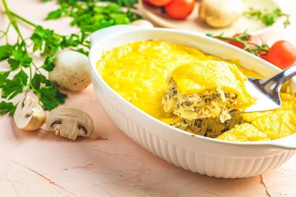 Gratin Caricato Julienne Casseruola Funghi Forno Con Pollo Formaggio Salsa — Foto Stock