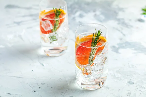 Cocktail alcolico con pompelmo, soda, ghiaccio, gin e rosmarino — Foto Stock