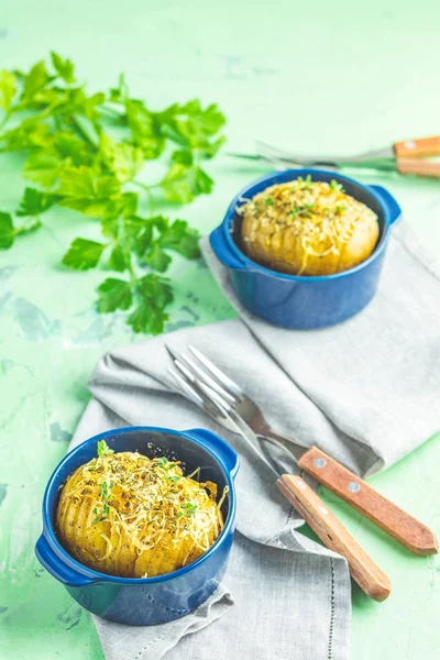 Deliziosa Porzione Patate Forno Cocotte Blu Stampi Forno Ceramica Con — Foto Stock