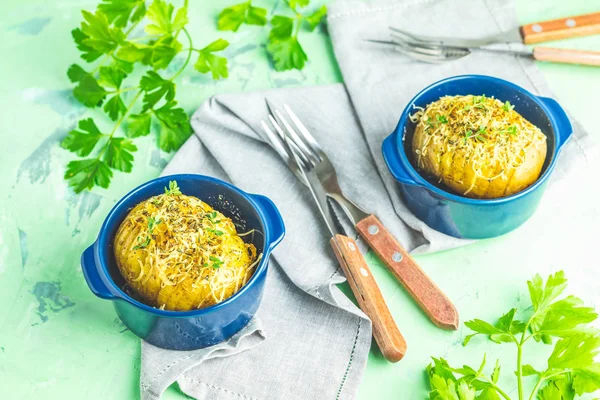 Deliziosa Porzione Patate Forno Cocotte Blu Stampi Forno Ceramica Con — Foto Stock