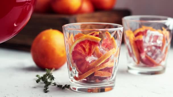 Gieten Van Rode Sinaasappelsap Een Grote Glazen Bloed Oranje Sprankelende — Stockvideo