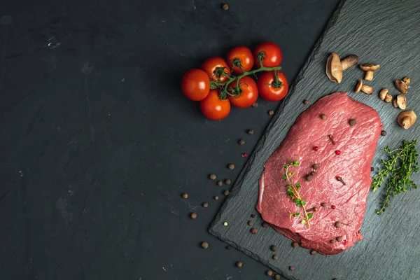 Vers Rauw Vlees Biefstuk Met Ingrediënten Voor Koken Specerijen Tijm — Stockfoto