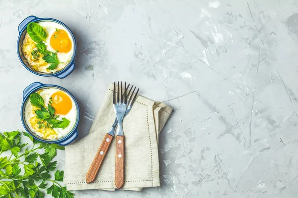 Ovos Assados Moldes Cozimento Cerâmica Azul Caçarola Porcionada Legumes Ovos — Fotografia de Stock