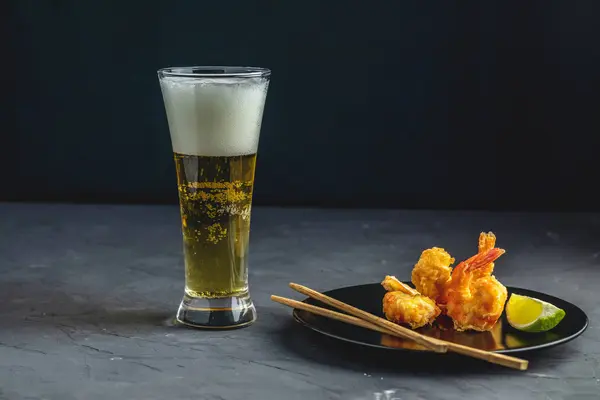 Smažené krevety tempura a pivo — Stock fotografie