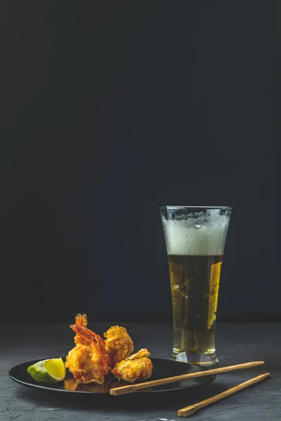 Fried Shrimps Tempura Lime Black Plate Glass Light Beer Dark — Stock Photo, Image