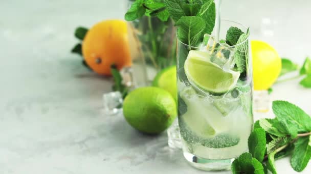 Mojito Cocktail Mit Limette Und Minze Highball Glas Auf Grauem — Stockvideo