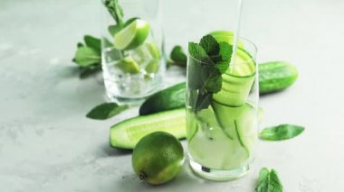 Nane, salatalık ve limon detoks kokteyl kokteyl gözlük gri Beton taş yüzey zemin üzerine dökme. Kopya alanı metni ile yakın çekim, sığ derinlik-in tarla 59.94 fps