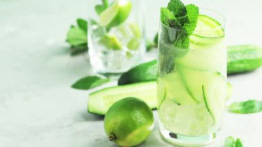 Nane, salatalık ve limon ve mojito kireç ve highball gözlük gri Beton taş yüzey zemin üzerine nane ile kokteyl kokteyl detoks. Kopya alanı metni ile yakın çekim, sığ derinlik-in tarla 59.94 fps