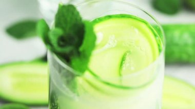Kokteyl nane, salatalık ve gri Beton taş yüzey zemin üzerine highball bardaklarda limon detoks. Kopya alanı metni ile yakın çekim, sığ derinlik-in tarla 59.94 fps