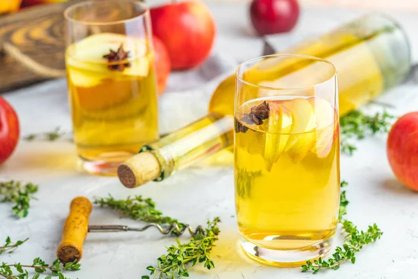 Harter Apfelmost Cocktail Mit Herbstfrischem Thymian Und Sternanis Flasche Und — Stockfoto