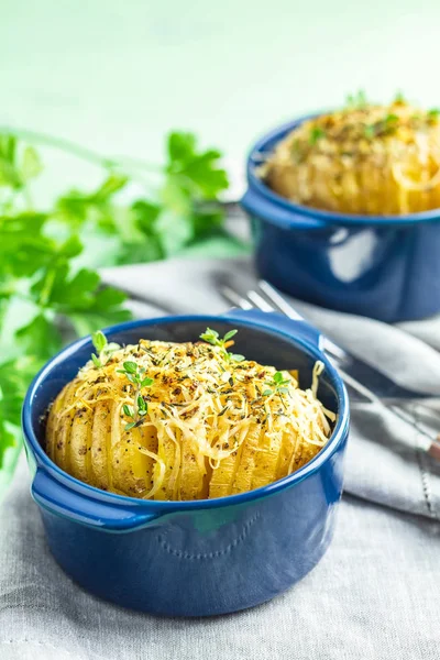 Deliziosa Porzione Patate Forno Cocotte Blu Stampi Forno Ceramica Con — Foto Stock