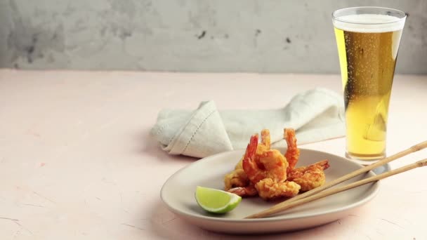 Gamberetti Fritti Tempura Con Lime Piatto Leggero Versando Birra Vetro — Video Stock