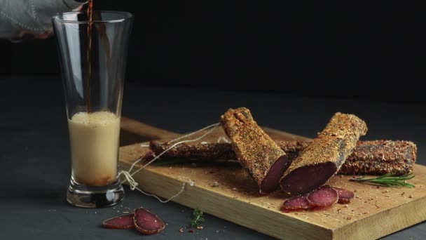 유리에 스러운 Basturma 어두운 맥주를 말린된 쇠고기 콘크리트 테이블 배경에 — 비디오