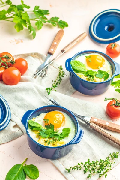 Ovos Kokot Cocotte Pequeno Almoço Francês Ovos Assados Moldes Cozimento — Fotografia de Stock