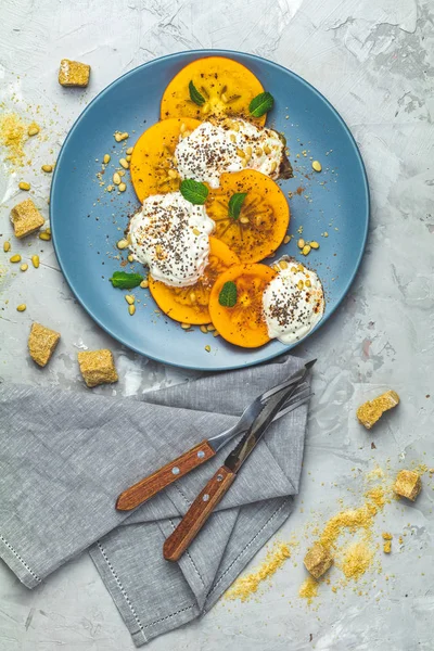 Leckeres Gesundes Fruchtfrühstück Geschnittene Kaki Mit Joghurt Chiasamen Braunem Zucker — Stockfoto