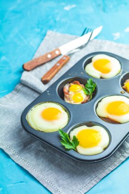 Pişmiş yumurta pişirme kalıpları içinde. Pastırma üç ve yumurta İtalyan tarzı alakart güveç.