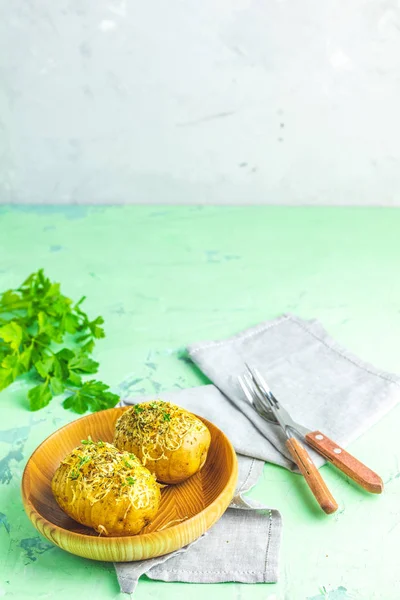 Deliciosa Porción Papas Horneadas Plato Madera Con Cebolla Verde Queso — Foto de Stock