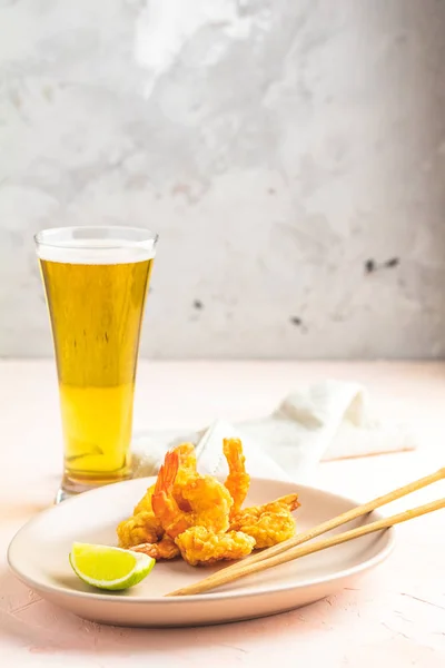 Krevetky tempura vápnem v světlo deska a pivo — Stock fotografie