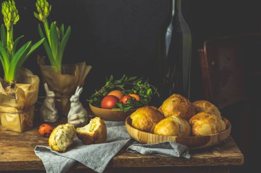 Mutlu Paskalya kartpostal ahşap plaka ayakta çiğdemler çiçekler ve keten masa örtüsü üzerinde tavşan dekor ev yapımı buns ile. Kopya alanı, karanlık rustik tarzı.