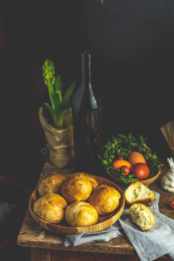 Mutlu Paskalya kartpostal ahşap plaka ayakta çiğdemler çiçekler ve keten masa örtüsü üzerinde tavşan dekor ev yapımı buns ile. Kopya alanı, karanlık rustik tarzı.