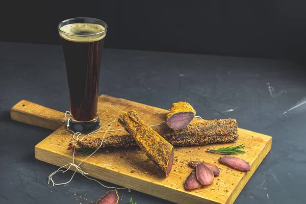 Dunkles Bier Glas Und Ruckelig Basturma Trockenfleisch Rindfleisch Fleisch Geräuchert — Stockfoto