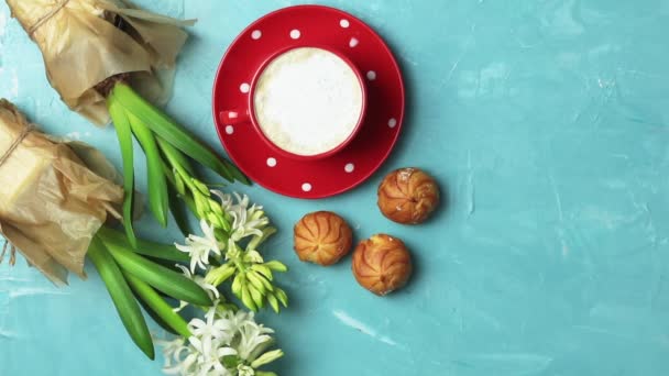 Rosso Bianco Punteggiato Tazza Caffè Con Latte Deliziosi Profiteroles Con — Video Stock