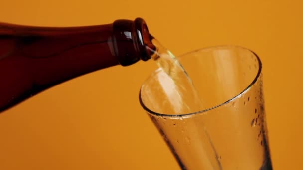 Verser Bière Artisanale Bouteille Dans Verre Boire Sur Fond Jaune — Video