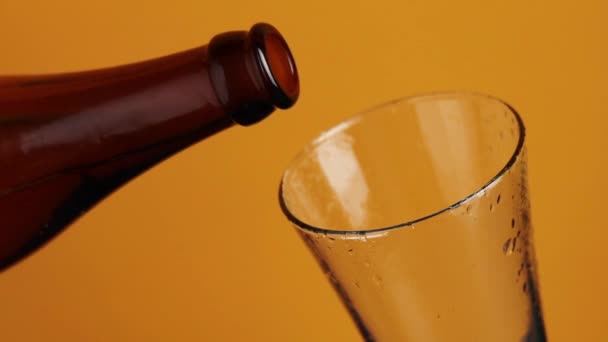 Verter Cerveza Artesanal Botella Vaso Beber Sobre Fondo Amarillo Cerca — Vídeos de Stock