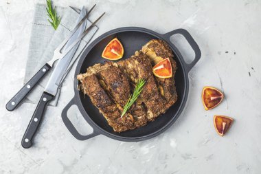 Lezzetli fırında kızartma domuz eti siyah Tavada sarımsak ve baharat ile. Yemek yemek için. Üstten görünüm, düz yatıyordu, kopya alanı için mesaj