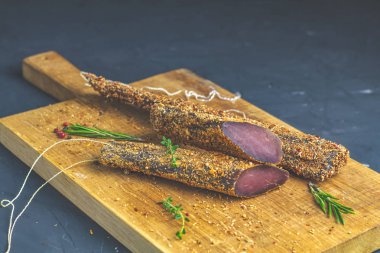 Sarsıntılı, basturma, kurutulmuş Dana eti, et Füme pastırma ile baharat ahşap kesme tahtası üzerinde yakın çekim.