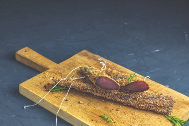 Sarsıntılı, basturma, kurutulmuş Dana eti, et Füme pastırma ile baharat ahşap kesme tahtası üzerinde yakın çekim.