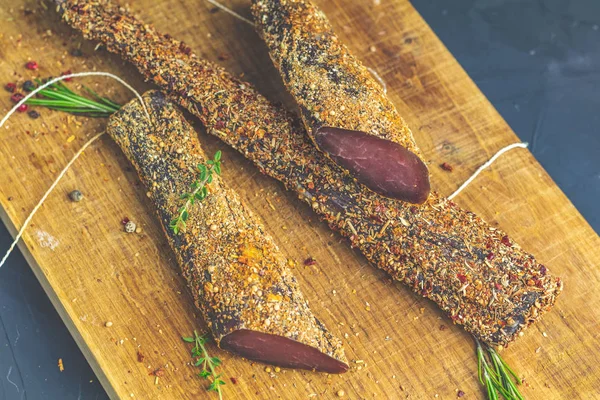 Sarsıntılı, basturma, kurutulmuş Dana eti, et Füme pastırma ile baharat ahşap kesme tahtası üzerinde yakın çekim.