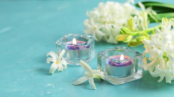 Tarjeta de felicitación con velas azules y jacintos — Vídeo de stock
